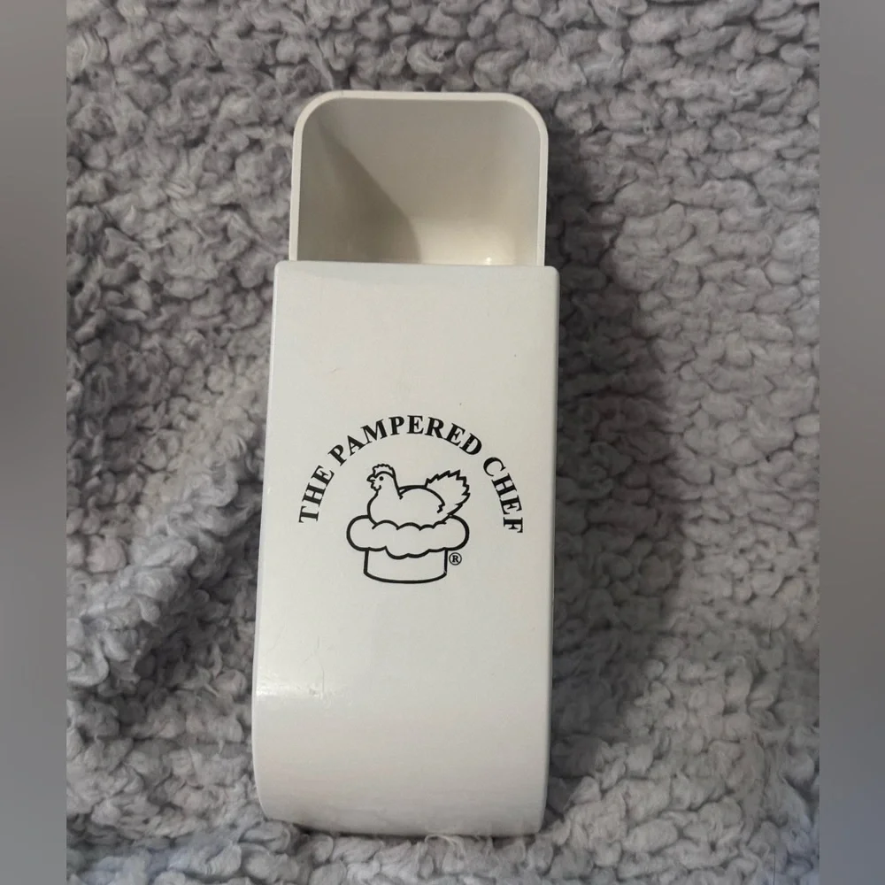 The Pampered Chef Vintage Hen Logo White Adjustable Measuring Cup